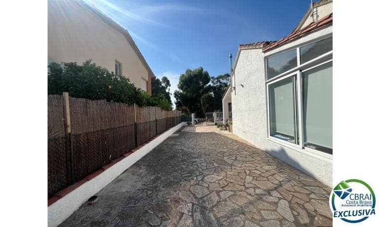 3 bedroom Townhouse for sale in Roses - € 340,000 (Ref: 9142785)