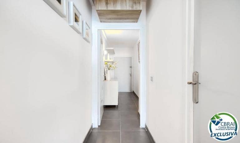 1 bedroom Apartment for sale in Roses - € 214,000 (Ref: 9149156)