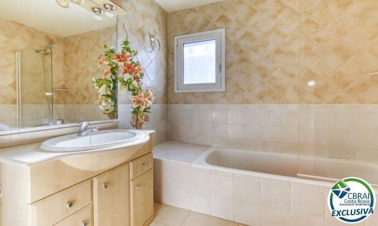 3 slaapkamer Penthouse te koop in Roses - € 360.000 (Ref: 9171328)