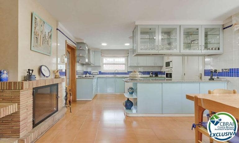 Chalet de 4 habitaciones en Roses en venta con garaje - 590.000 € (Ref: 9186800)