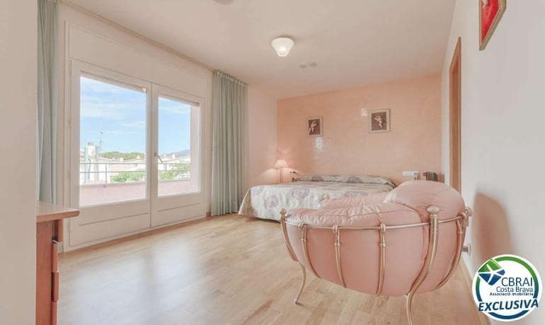 Chalet de 4 habitaciones en Roses en venta con garaje - 590.000 € (Ref: 9186800)