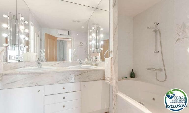 Chalet de 4 habitaciones en Roses en venta con garaje - 590.000 € (Ref: 9186800)