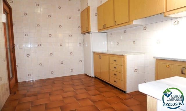 4 bedroom Townhouse for sale in Vila-sacra with garage - € 280,000 (Ref: 9215349)