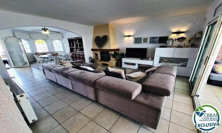 3 soveværelse Villa til salg i Empuriabrava med swimmingpool - € 695.000 (Ref: 9215350)