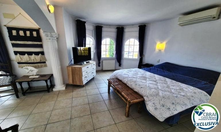 3 soveværelse Villa til salg i Empuriabrava med swimmingpool - € 695.000 (Ref: 9215350)