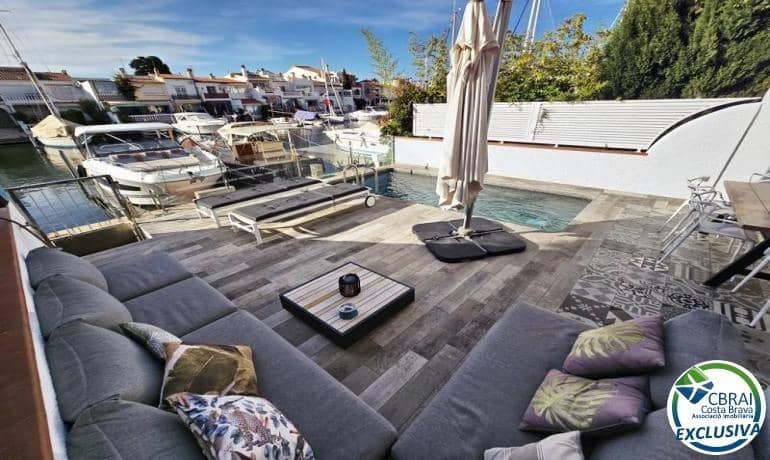 3 soveværelse Villa til salg i Empuriabrava med swimmingpool - € 695.000 (Ref: 9215350)