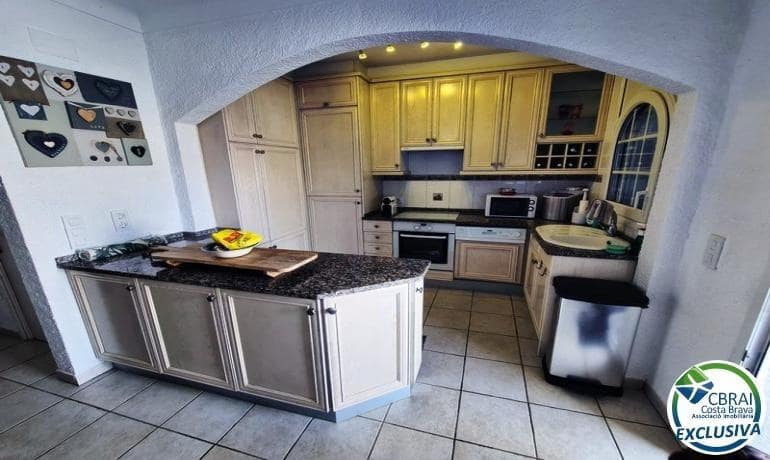 3 soveværelse Villa til salg i Empuriabrava med swimmingpool - € 695.000 (Ref: 9215350)