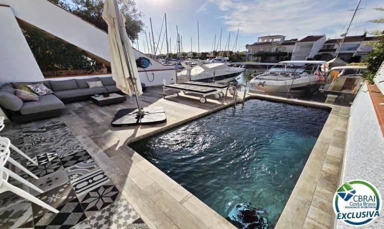 Chalet de 3 habitaciones en Empuriabrava en venta con piscina - 599.000 € (Ref: 9215350)