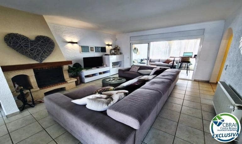 Chalet de 3 habitaciones en Empuriabrava en venta con piscina - 599.000 € (Ref: 9215350)