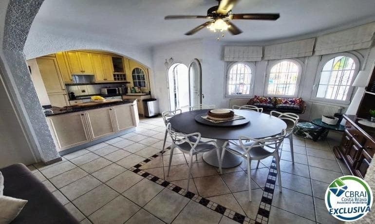 Chalet de 3 habitaciones en Empuriabrava en venta con piscina - 599.000 € (Ref: 9215350)