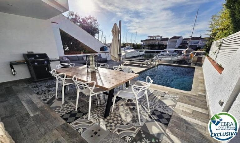 Chalet de 3 habitaciones en Empuriabrava en venta con piscina - 599.000 € (Ref: 9215350)