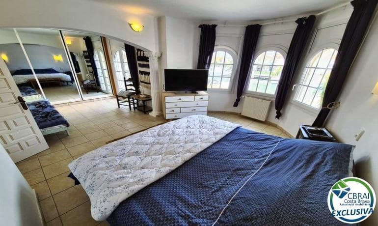 Chalet de 3 habitaciones en Empuriabrava en venta con piscina - 599.000 € (Ref: 9215350)