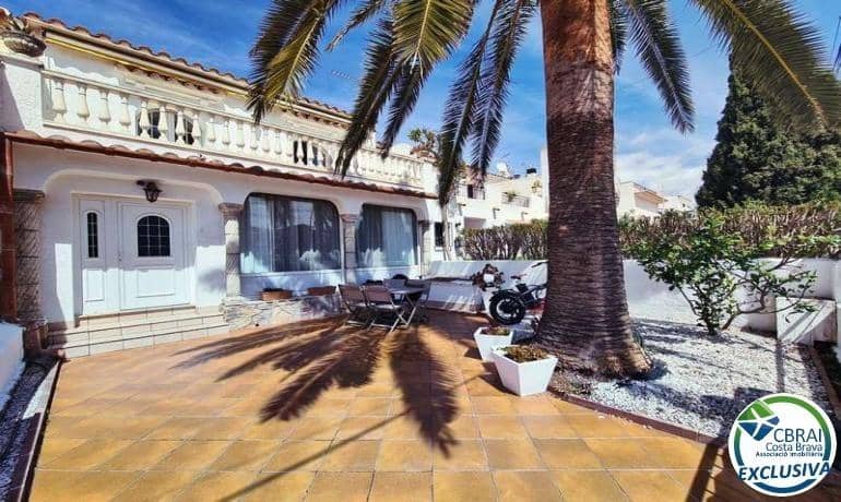 Chalet de 3 habitaciones en Empuriabrava en venta con piscina - 599.000 € (Ref: 9215350)