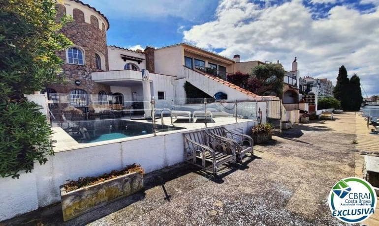 Chalet de 3 habitaciones en Empuriabrava en venta con piscina - 599.000 € (Ref: 9215350)