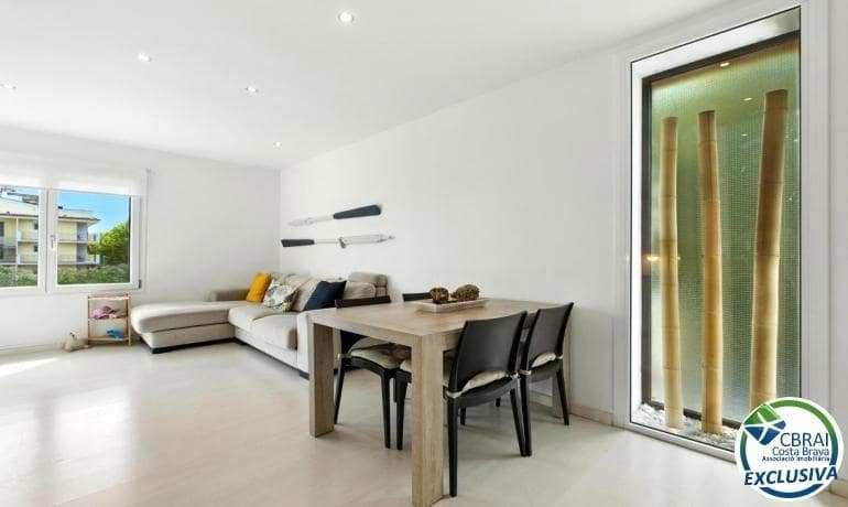 2 bedroom Apartment for sale in Empuriabrava with pool - € 205,000 (Ref: 9282109)