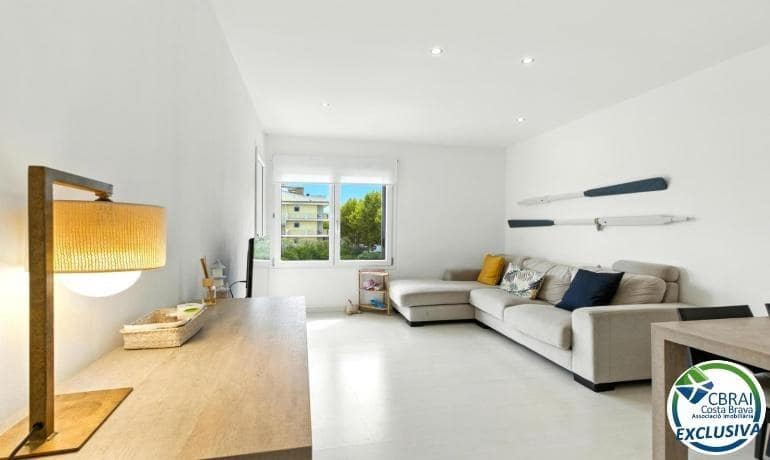 2 bedroom Apartment for sale in Empuriabrava with pool - € 205,000 (Ref: 9282109)