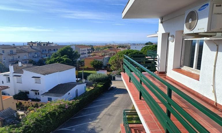 2 bedroom Apartment for sale in Roses with pool - € 169,000 (Ref: 9387815)