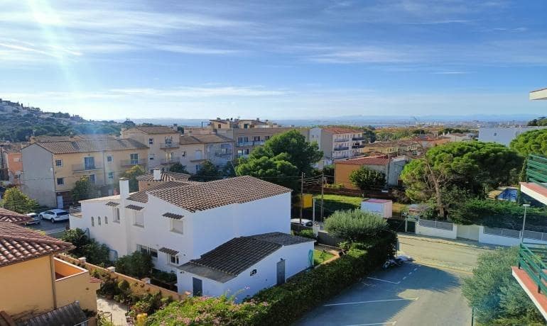 2 bedroom Apartment for sale in Roses with pool - € 169,000 (Ref: 9387815)