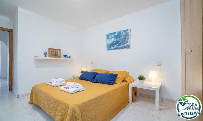 2 bedroom Apartment for sale in Empuriabrava with pool - € 195,000 (Ref: 9419634)