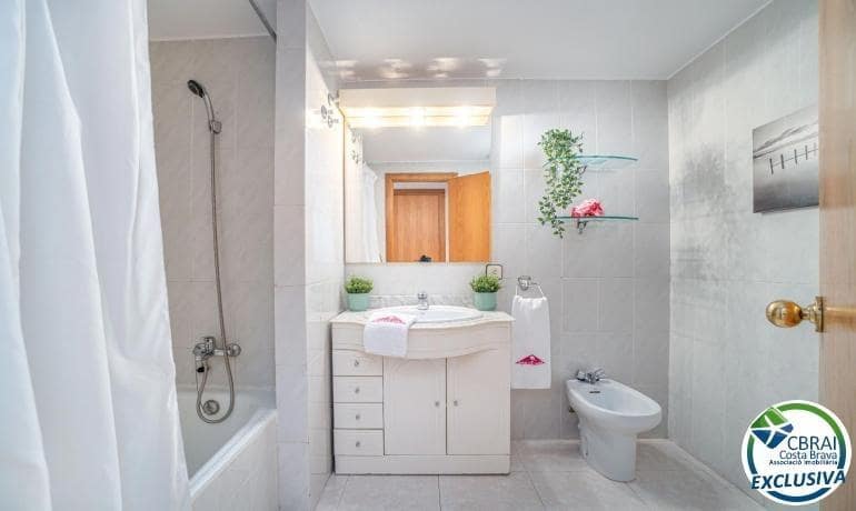 2 bedroom Apartment for sale in Empuriabrava with pool - € 195,000 (Ref: 9419634)