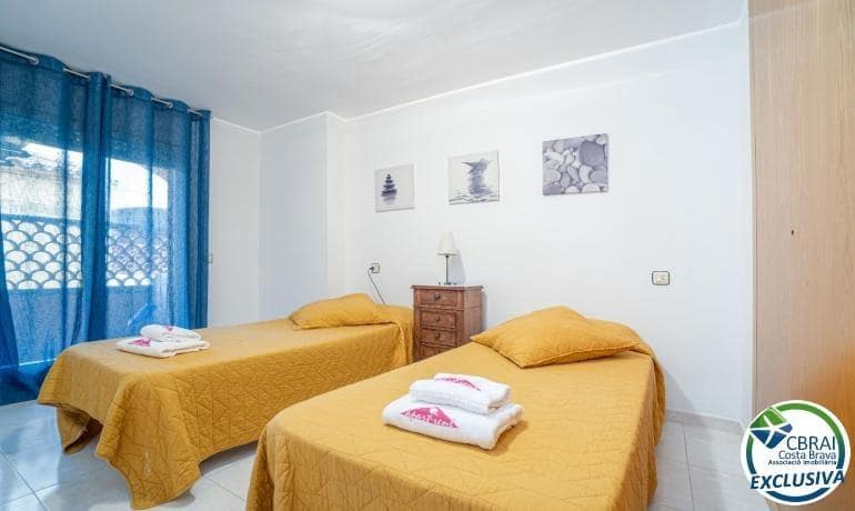 2 bedroom Apartment for sale in Empuriabrava with pool - € 195,000 (Ref: 9419634)