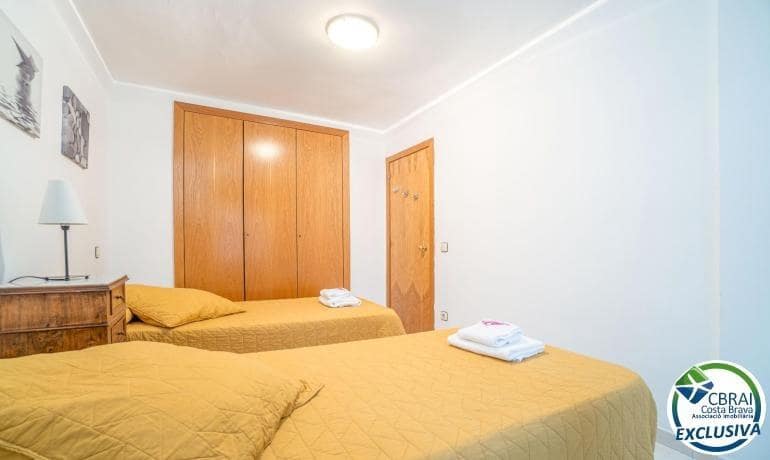 2 bedroom Apartment for sale in Empuriabrava with pool - € 195,000 (Ref: 9419634)