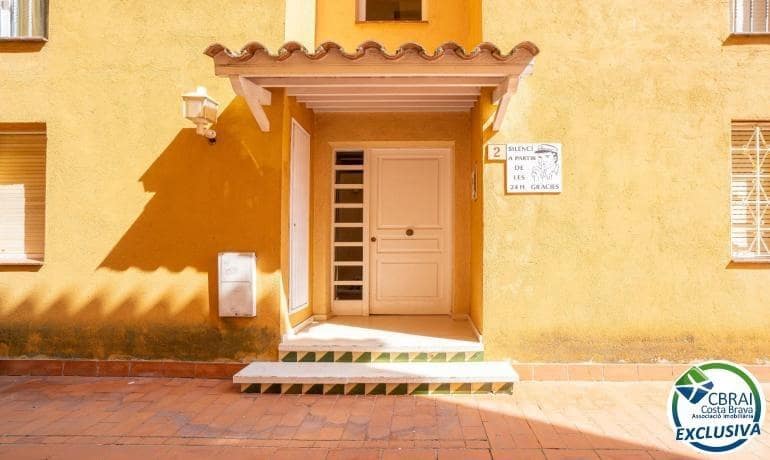 2 bedroom Apartment for sale in Empuriabrava with pool - € 195,000 (Ref: 9419634)