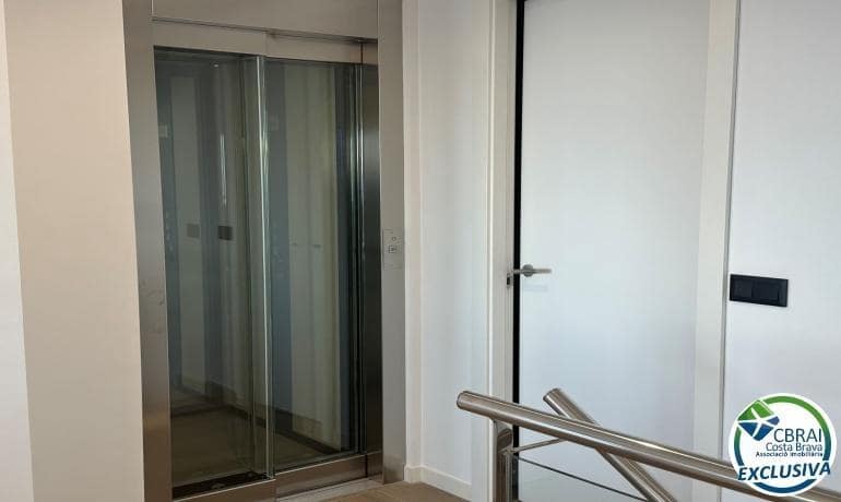 3 bedroom Apartment for sale in Roses with pool garage - € 1,700,000 (Ref: 9424472)