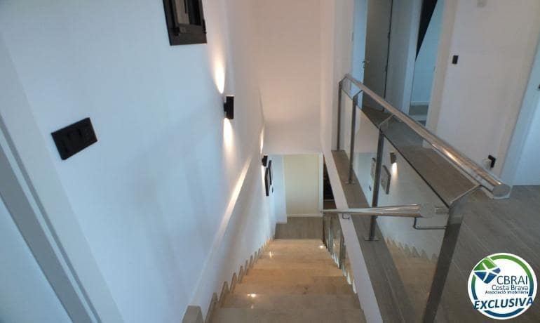 3 bedroom Apartment for sale in Roses with pool garage - € 1,700,000 (Ref: 9424472)