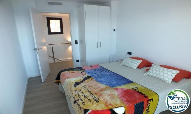 3 bedroom Apartment for sale in Roses with pool garage - € 1,700,000 (Ref: 9424472)