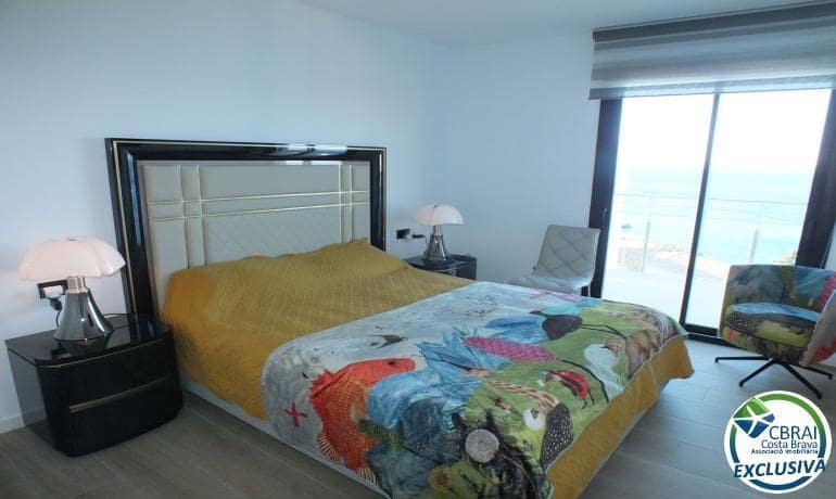 3 bedroom Apartment for sale in Roses with pool garage - € 1,700,000 (Ref: 9424472)