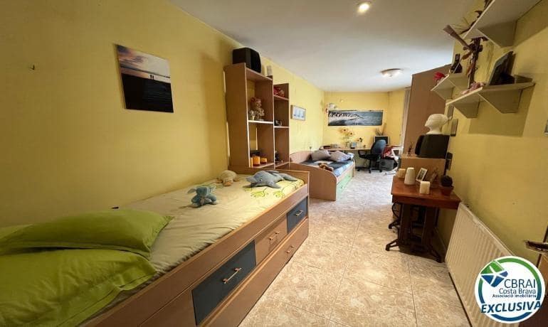 4 bedroom Apartment for sale in Roses - € 199,500 (Ref: 9433348)