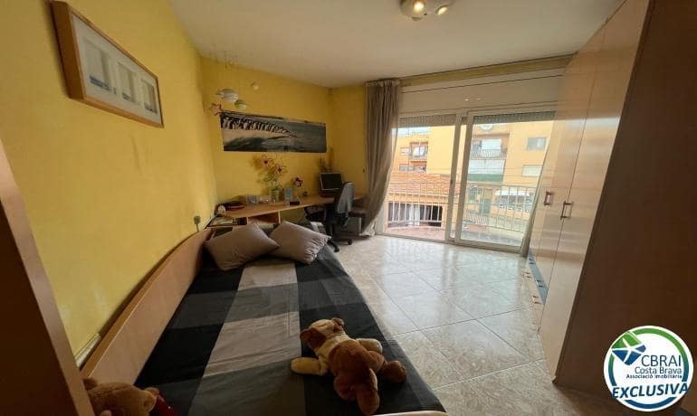 4 bedroom Apartment for sale in Roses - € 199,500 (Ref: 9433348)