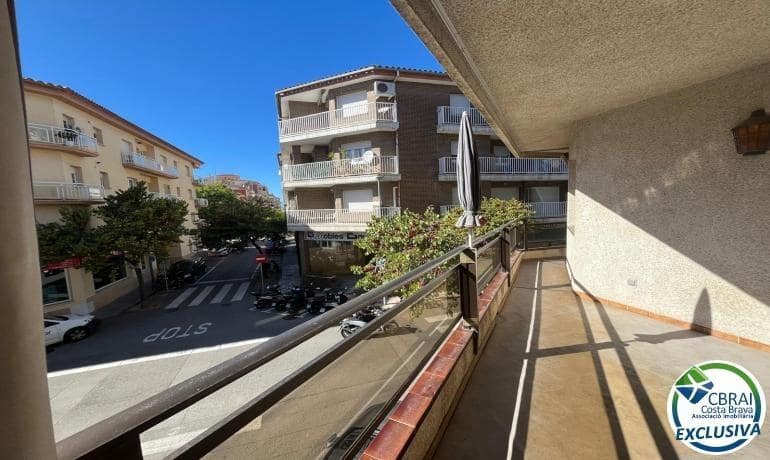 3 bedroom Apartment for sale in Roses - € 258,000 (Ref: 9433349)