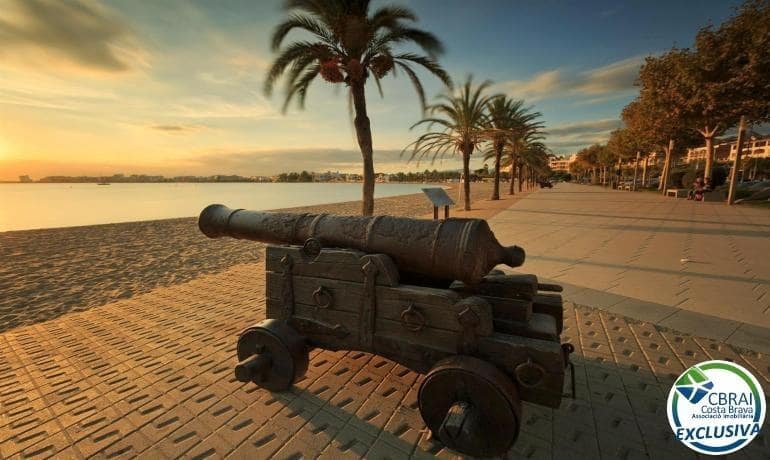 1 bedroom Apartment for sale in Roses with garage - € 255,000 (Ref: 9440014)