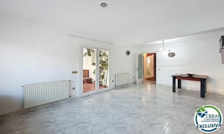 2 bedroom Apartment for sale in Roses - € 185,000 (Ref: 9446242)