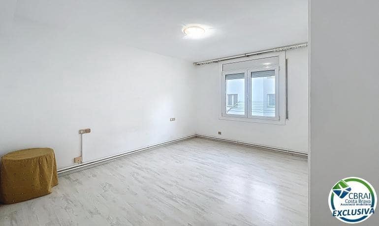 2 bedroom Apartment for sale in Roses - € 185,000 (Ref: 9446242)