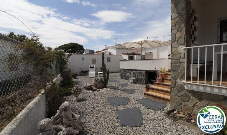 2 bedroom Villa for sale in Roses with garage - € 350,000 (Ref: 9502207)