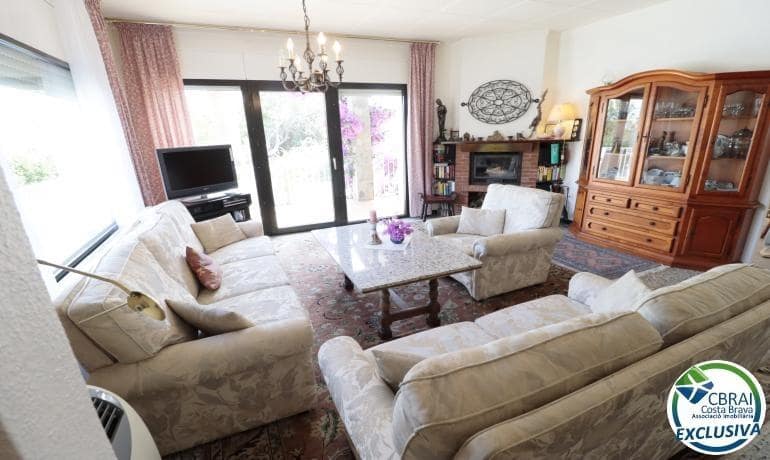 2 bedroom Villa for sale in Roses with garage - € 350,000 (Ref: 9502207)