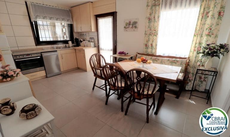 2 bedroom Villa for sale in Roses with garage - € 350,000 (Ref: 9502207)