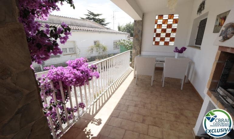 2 bedroom Villa for sale in Roses with garage - € 350,000 (Ref: 9502207)