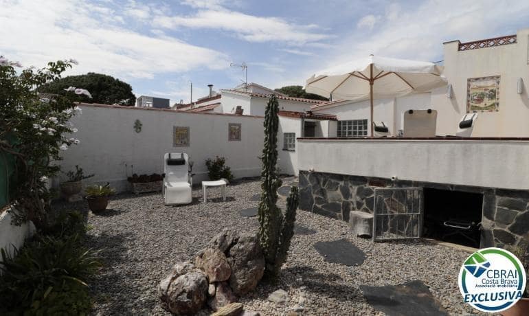 2 bedroom Villa for sale in Roses with garage - € 350,000 (Ref: 9502207)