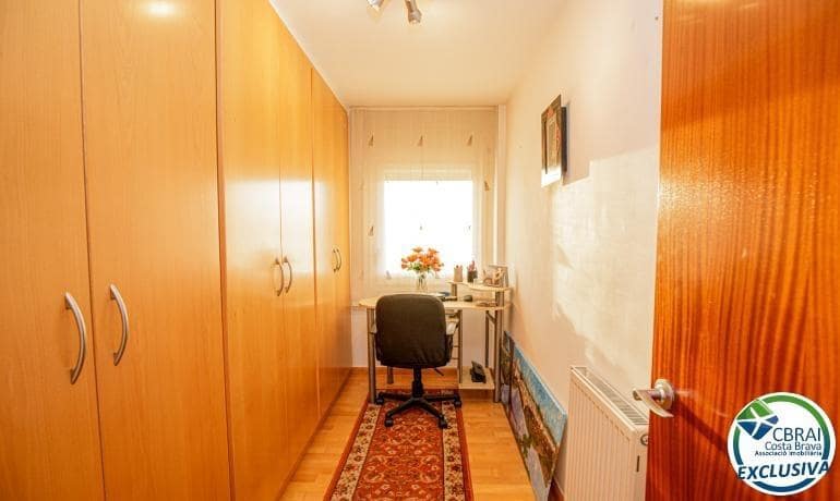 3 bedroom Flat for sale in Figueres with garage - € 185,000 (Ref: 9508808)