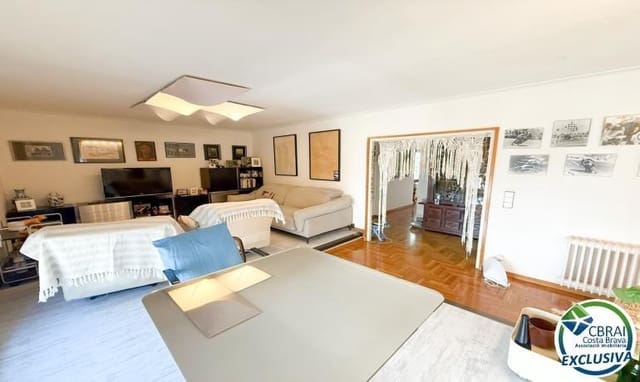 4 bedroom Apartment for sale in Figueres - € 210,000 (Ref: 9516008)