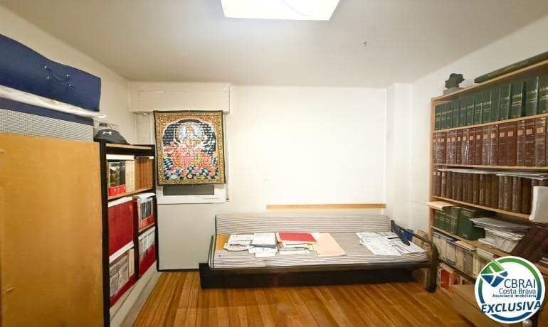 4 bedroom Apartment for sale in Figueres - € 210,000 (Ref: 9516008)