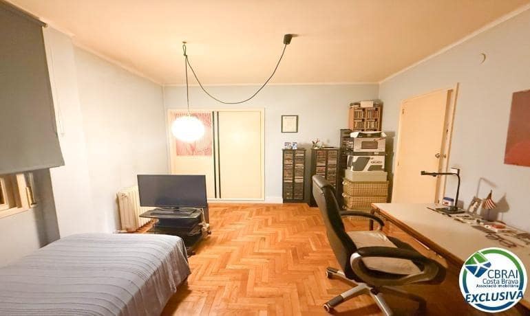 4 bedroom Apartment for sale in Figueres - € 210,000 (Ref: 9516008)