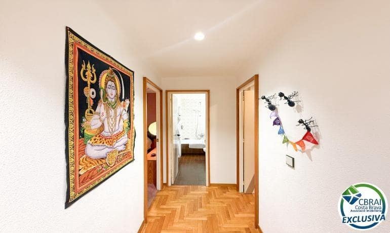 4 bedroom Apartment for sale in Figueres - € 210,000 (Ref: 9516008)