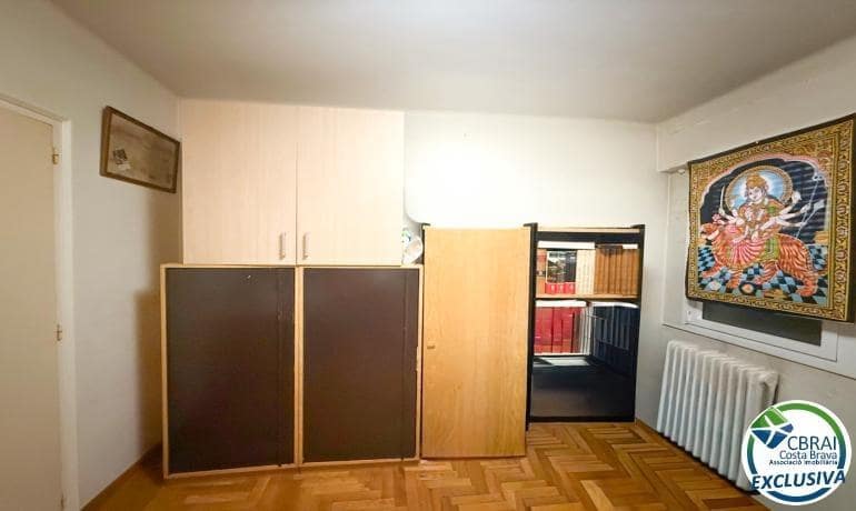 4 bedroom Apartment for sale in Figueres - € 210,000 (Ref: 9516008)