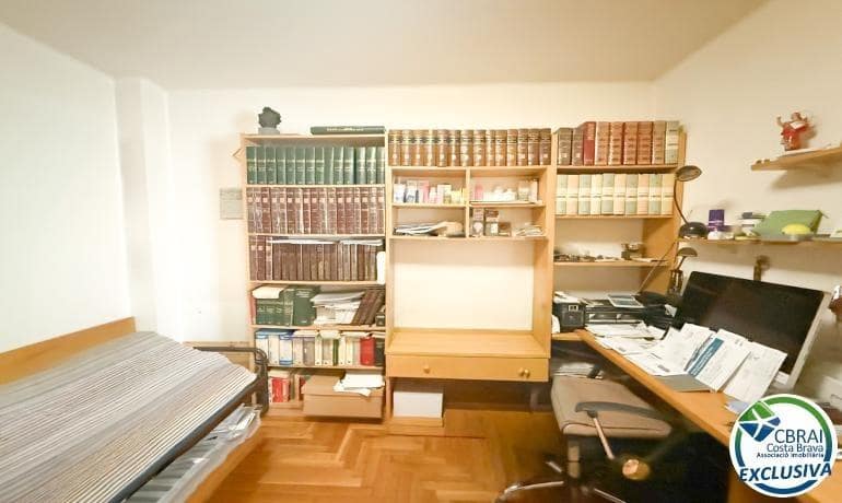 4 bedroom Apartment for sale in Figueres - € 210,000 (Ref: 9516008)