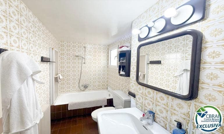 4 bedroom Apartment for sale in Figueres - € 210,000 (Ref: 9516008)